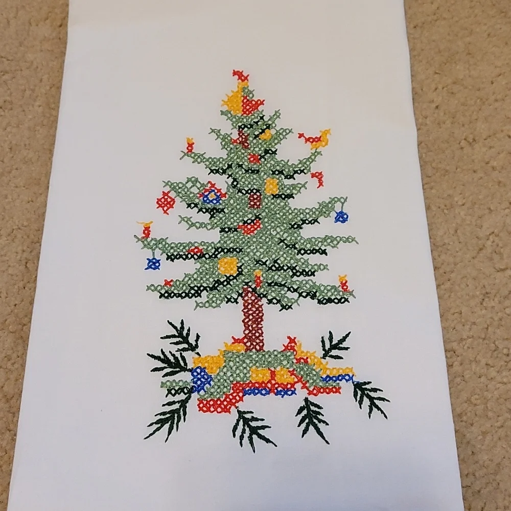 Lilian Vernon Christmas Tree Fingertip Hand Towel White